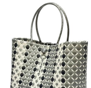 Sac à main et sac fourre-tout décontracté pour femme, style estival tendance, en plastique tressé fait main, tons neutres, pour le shopping - Product Image 3