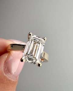 แหวนเพชรแล็บทรงเอเมอรัลด์รูปยาว 4 กะรัต หรูหรา ทองคำขาว 14k แหวนหมั้นแบบ 4 กรงเล็บ วงแหวนแบบ Cathedral ขนาด 3 มม. - Product Image 6