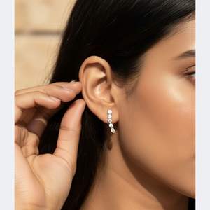 Boucles d'oreilles pendantes incurvées et à griffes linéaires serties de diamants de formes variées, 1,40 carat au total, dans un monture de joaillerie fine - Product Image 6