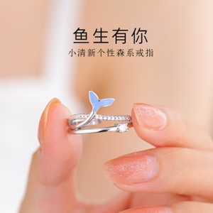 Anello di coda di pesce con diamanti di lusso blu chiaro da donna Design di nicchia gioielli di moda ispirati ai pesci di senso - Product Image 1