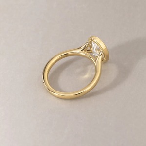 Anillo de Compromiso con Bisel de Diamante Cultivado en Laboratorio de Corte Ovalado de 2 Quilates, Oro Amarillo de 14K, Venta al por Mayor - Product Image 4