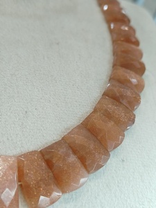 Collier de perles carrées facettées en pierre de lune pêche, couleur orange pêche chaud et paillettes métalliques, pour la vente en gros de bijoux - Product Image 2