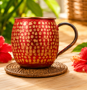 Mug en cuivre martelé artisanal rouge patiné, tasse de luxe Moscow Mule, élégante, bicolore, texturée à pois et à fossettes - Product Image 1