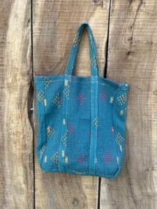 Sac fourre-tout en coton Kantha écologique, fait main, avec bandoulière, réutilisable pour le shopping, la plage, les pique-niques et les courses - Product Image 1