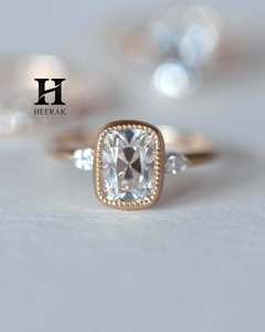 Anillo de compromiso vintage con diamante de laboratorio de 2 quilates con corte cojín, engaste de bisel en oro mate de 14K y piedras laterales marquesa para mujer - Product Image 1