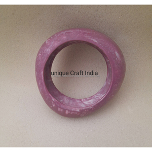 Bracelet en résine avec motif de coup de pinceau artistique Bracelet large fait à la main Bijoux en résine Accessoire de mode unique pour les femmes - Product Image 2