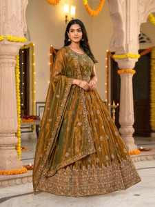 Robe longue en soie Fendy avec broderie Zari détaillée, design évasé, coupe ample, infroissable, et dupatta assorti - Product Image 3