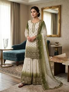 Ensemble Kurta en soie brodée blanche avec dupatta vert, tenue de mariage traditionnelle indienne pakistanaise pour femmes, longueur au sol, coupe régulière - Product Image 3