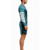 Ensemble rashguard et short MMA personnalisé avec design athlétique professionnel, tissu respirant pour la lutte, le fitness et l'exercice.