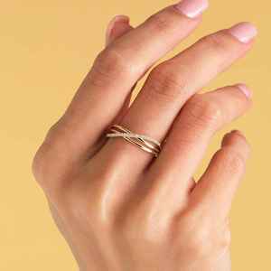 แหวนไขว้แบบมินิมอลประดับเพชรโมอิสซาไนต์แบบไมโครเพฟในทองคำขาว 14K เครื่องประดับชั้นดีทันสมัยสำหรับเธอ ของขวัญวันครบรอบ - Product Image 3