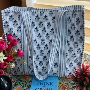 Elegante Bolso Tote Acolchado Hecho a Mano Estilo Bohemio para Mujer con Cierre de Cremallera, Diseño con Estampado a Mano y Decoración de Cadena para Picnics - Product Image 1