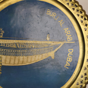 Souvenir Burj Al Arab Dubaï, plaque murale décorative en laiton, plat décoratif vintage en émail doré pour la décoration intérieure du Moyen-Orient - Product Image 6