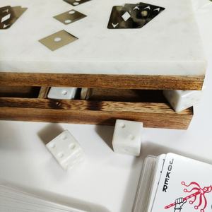 Boîte de rangement rectangulaire en résine artisanale avec cartes de poker et dés gravés pour jeu, symbole classique de jeu, organisation - Product Image 3