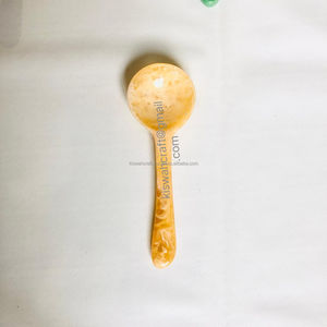 Cuchara de ensalada rosa de resina hecha a mano de la mejor calidad altamente pulida para uso doméstico en hoteles y restaurantes directamente desde la India - Product Image 5