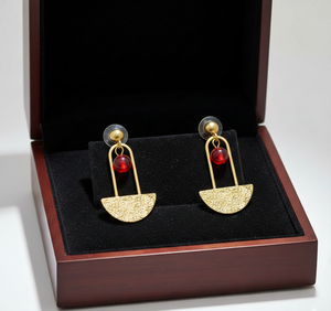 Pendientes de Aro Geométricos de Moda Hechos a Mano para Mujer, Diseño de Latón Estilo Linterna con Acento de Cuentas de Vidrio Rojas, Resistentes al Deslustre, Ideales para Fiestas - Product Image 6