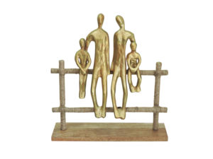 Sculpture artisanale en aluminium doré représentant une famille de quatre personnes, figurine abstraite parent-enfant sur socle en bois, décoration d'art moderne pour la maison - Product Image 3