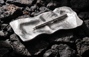 Bandeja de Servir Plateada con Diseño Ondulado Orgánico, Plato de Metal Pesado con Textura Fundida, Artículo de Vajilla para Cocina y Comedor, En Stock - Product Image 4