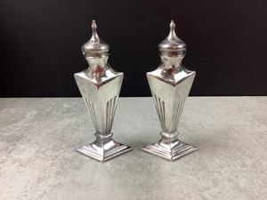 Ensemble décoratif de salière et poivrière vintage en argent, idéal pour la mise en scène de table et l'utilisation quotidienne à la salle à manger, provenant d'Inde. - Product Image 2