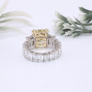 Anillo de compromiso de lujo de oro bicolor con diamante de laboratorio de corte cojín amarillo, banda de eternidad para aniversario y boda, personalizado y de alta joyería. - Product Image 3