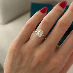 Bague de fiançailles solitaire tendance en or jaune 18 carats avec diamant de laboratoire Cu émeraude et boussole, certifiée IGI, pour femme - Product Image 4