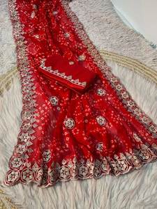 Sari de Georgette Premium Estampado con Bordado Intrincado y Blusa de Seda Mono Bordada sin Coser de Diseño Exclusivo - Product Image 4