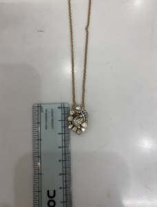 Collier Pendentif Fleur Ethnique Classique Amaira Jewels en Argent Plaqué Or avec Pierre Vert Poire Taillée – Cadeau de Fiançailles pour Femme, Bijou Tendance - Product Image 6