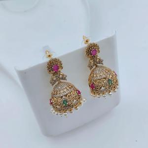 ต่างหูห่วงประดับเพชรดีไซน์เนอร์ ดีไซน์ Pota Stone และมุก - Product Image 1