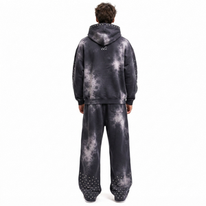 Conjunto coordinado de sudadera con capucha oversize de hombros caídos y ribetes, con lavado ácido personalizado, pedrería estilo Y2K, y joggers de pierna ancha de felpa de algodón de alto gramaje. - Product Image 3