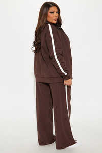 Conjunto Deportivo Personalizado con Pedrería, Pantalones Deportivos Anchos y Sudadera con Capucha - Product Image 2