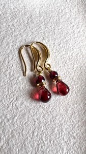 Boucles d'oreilles en grenat du Mozambique, argent sterling 925 plaqué or 14 carats, bijoux délicats pendantes, cadeau pierre de naissance de janvier - Product Image 2