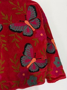 Chaqueta Boho de Terciopelo Rojo Intenso con Bordado Floral Suzani, Lujosa y Colorida, Estilo Vintage - Product Image 6