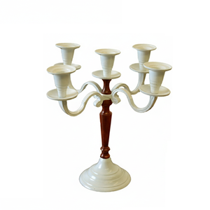 Nouveauté : Candelabre décoratif de table blanc à 5 bras avec tige marron, centre de table de mariage, porte-bougie artisanal - Product Image 1