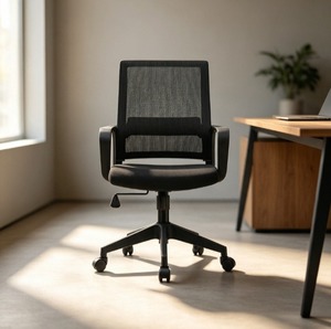 Chaise de bureau ergonomique moderne en maille noire avec accoudoirs réglables, base pivotante et dossier solide – Mobilier de bureau - Product Image 1