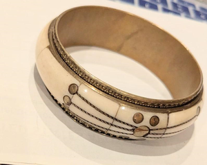Pulsera de hueso natural hecha a mano para hombres y mujeres, pulsera de hueso tallado de origen ético con diseño tribal a bajo precio. - Product Image 4