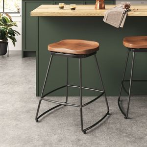 Taburete industrial moderno de madera y hierro, fabricado con una superficie de madera natural y una estructura de hierro reforzada para mayor estabilidad. - Product Image 4