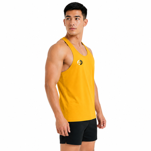 La construcción ligera ofrece una fácil movilidad con la camiseta sin mangas Man Tank Top, que ofrece una fácil movilidad para las rutinas diarias y más allá de ellas. - Product Image 2