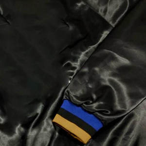 Chaqueta Varsity Negra de Satén para Hombre, Corte Regular, Cuello Alto, Detalles en Azul y Dorado, Cierre con Botones Forrados, Casual, Transpirable, Bordada - Product Image 5