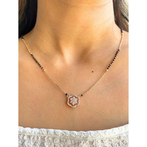 สร้อยคอล็อกเก็ตมังกัลสุตรประดับทองคำ ดีไซน์หรูหรา พร้อมลูกปัดสีดำและจี้รูปดอกไม้ประดับเพชรคิวบิกเซอร์โคเนีย - Product Image 1