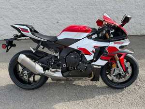 รถมอเตอร์ไซค์สปอร์ต YZF R1 สีแดงขาว พร้อมชุดแฟริ่งแบบคูเป้ สำหรับรถแข่งและขับขี่บนถนน - Product Image 1