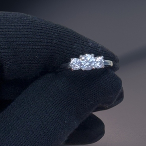 Bague de fiançailles de luxe pour femme en or blanc 14 carats, diamant brillant de 1 carat cultivé en laboratoire certifié IGI, couleur F, pureté VS1 - Product Image 1