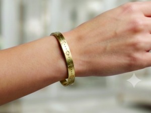 Brazalete de Metal Sólido Grabado con Sol, Luna y Estrellas Celestiales, Brazalete Abierto con Patrón Astrológico, Ajustable - Product Image 2