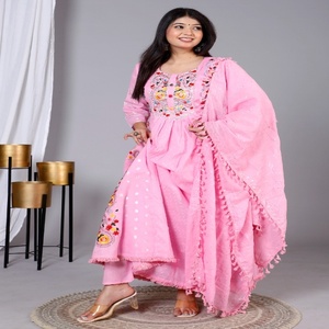 Conjunto de Kurta Anarkali de Algodón Rosa Elegante y Estilizado NIYANI con Bordado Intrincado y Dupatta para Bodas, Fiestas y Playa, Largo hasta el Tobillo para Mujer - Product Image 4