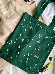 Bolso Tote con Bordado Floral y Cuentas, con Trabajo Hecho a Mano Detallado y Diseño Elegante y Moderno para Atuendos Diarios - Product Image 3