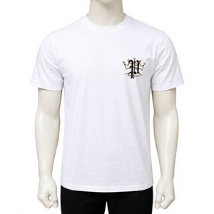 เสื้อยืดแขนสั้นสีขาวสำหรับผู้ชาย คอกลม ทรงปกติ พิมพ์ลายโลโก้ตัวอักษรสีทอง สวมใส่สบายๆ - Product Image 1