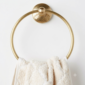 Support mural pour serviette en laiton doré martelé, anneau de serviette texturé rond, accessoire de salle de bain de luxe pour hôtel - Product Image 1