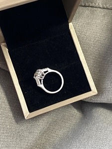 แหวนเพชรทรงรี 3.8 กะรัต เพชรเลี้ยงในห้องปฏิบัติการ ทองคำขาว 14K แหวนหมั้นสามเม็ด สี E ความสะอาด VVS2 พร้อมเพชรทรงบาแกตต์ - Product Image 5