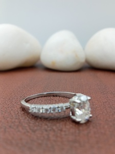 แหวนแต่งงานทรงรีทันสมัยจาก D'VINS JEWELS ประดับเพชรทรงบริลเลียนต์สี D ขาว โรสโกลด์ เพชรเพาะเลี้ยงในห้องปฏิบัติการ พร้อมใบรับรอง - Product Image 3