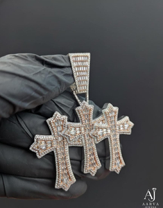 Colgante de cruz de moissanita chapado en oro rosa y rodio, estilo hip hop, con micro pavé de baguette, amuleto trippy para hombre - Product Image 2