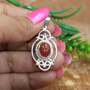 Colgante de Plata de Ley 925 con Cabujón Ovalado de Cornalina Roja Natural, Diseño Bohemio Vintage con Filigrana, Hecho a Mano por Artesanos - Product Image 3