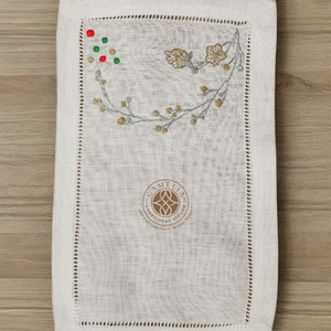 Serviette de cocktail haut de gamme avec broderie élégante, qualité durable, idéale pour les événements prestigieux et les cadeaux. - Product Image 3